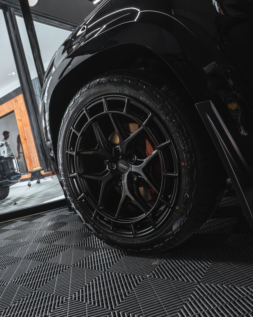 Ferrari F8 Tributo front wheel — grey forged alloy with yellow caliper